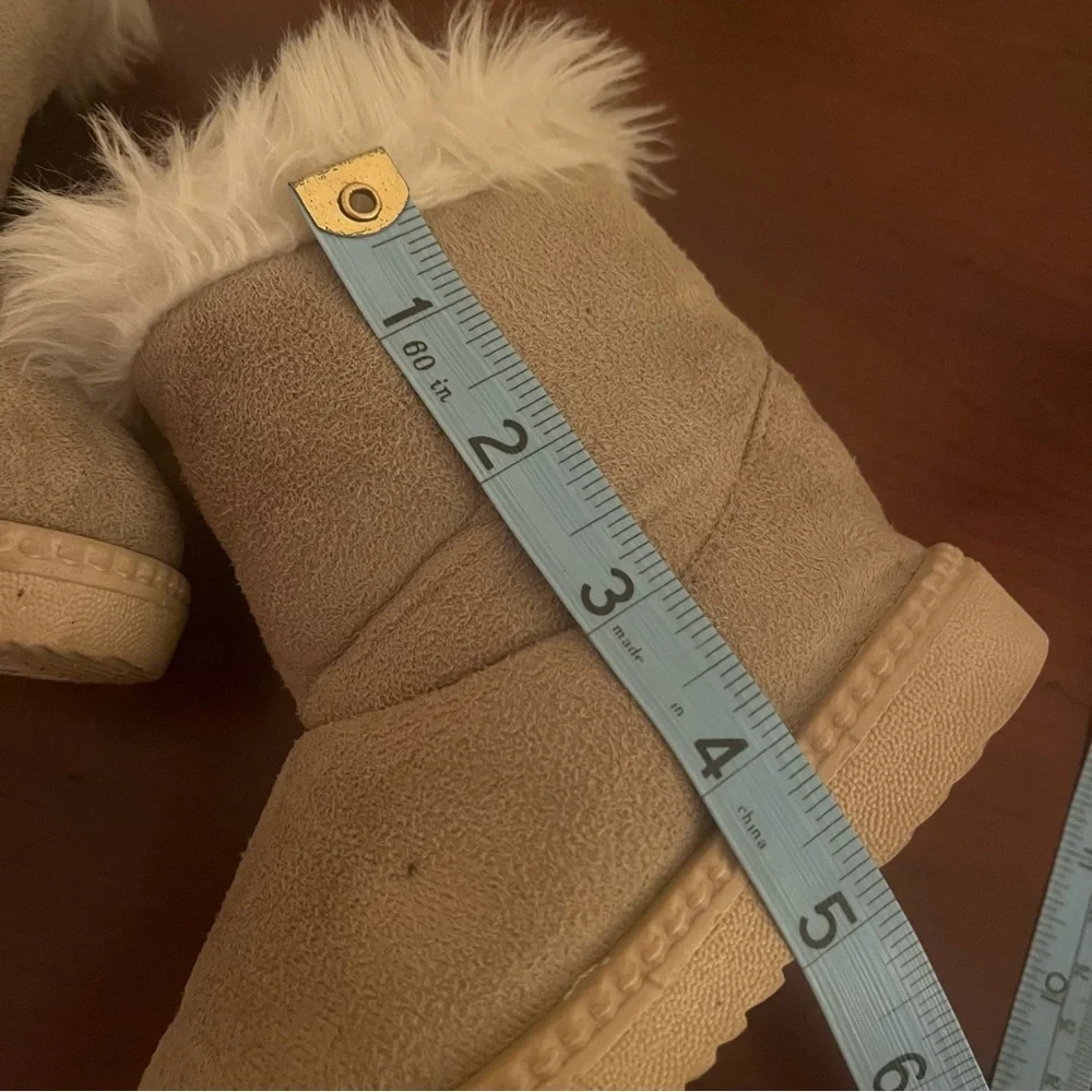 🎀 Size 10C, Cozy Kids high top Boots with Faux Fur‎ Trim and brass button.